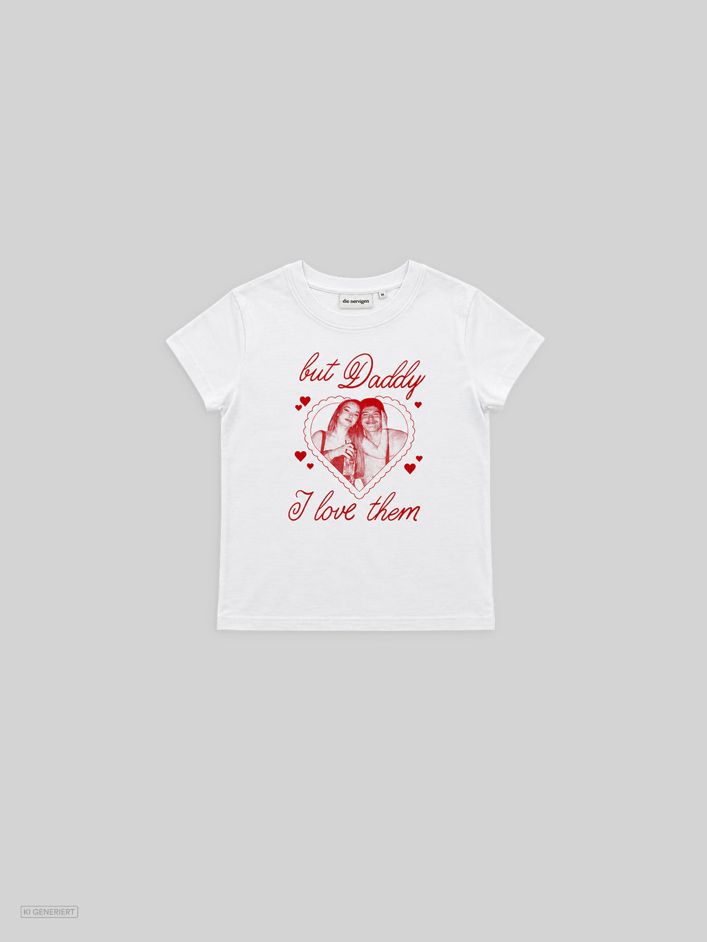 Weißes kurzärmliges T-Shirt in schmalerer Passform in der Vorderansicht mit rotem Print: ein Foto von zwei Personen in einem Herzrahmen, umgeben von kleinen Herzen, darüber und darunter der Schriftzug „but Daddy I love them“ in Schreibschrift
