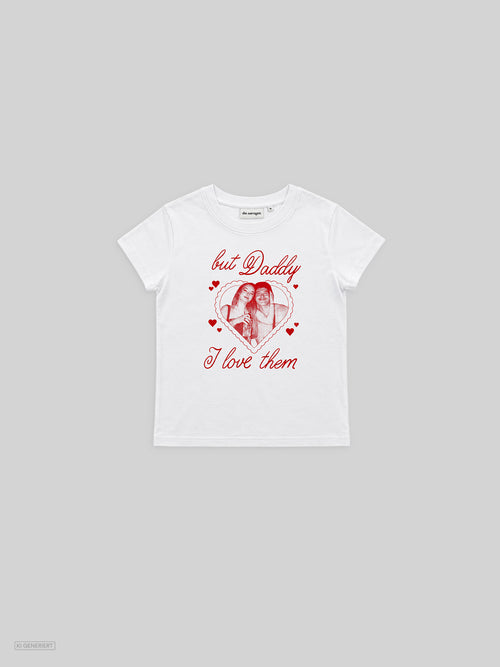Weißes kurzärmliges T-Shirt in schmalerer Passform in der Vorderansicht mit rotem Print: ein Foto von zwei Personen in einem Herzrahmen, umgeben von kleinen Herzen, darüber und darunter der Schriftzug „but Daddy I love them“ in Schreibschrift
