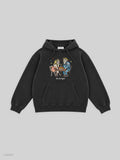 Anthrazitfarbener Oversized-Hoodie mit Kordelzug und Kängurutasche in der Vorderansicht, auf der Brust ein bunter, handgezeichneter Print: ein Paar teilt sich an einem Bistrotisch Spaghetti, darunter der Schriftzug „die nervigen“