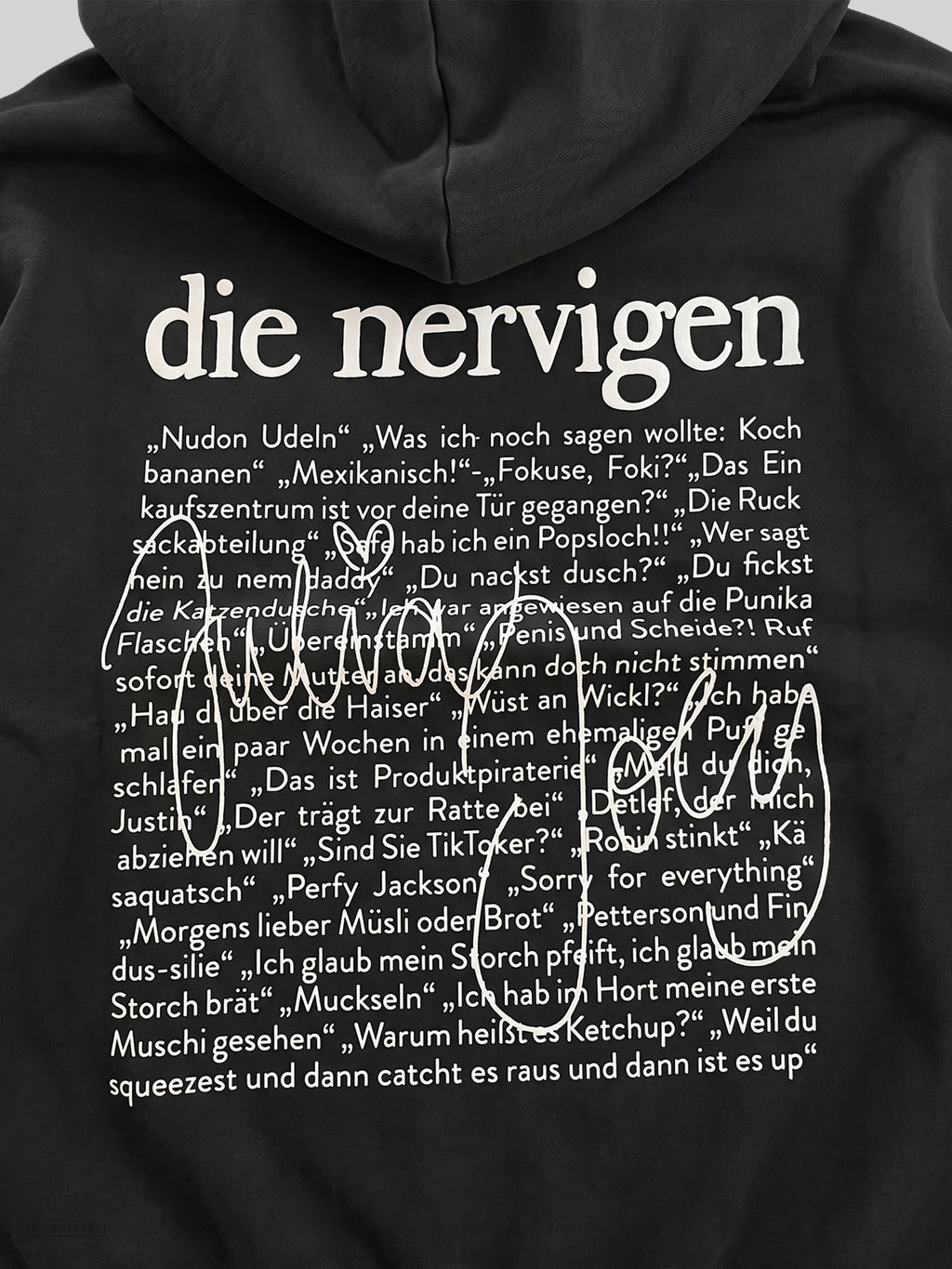 Nahaufnahme der Rückseite eines anthrazitfarbenen Hoodies: großer weißer Schriftzug „die nervigen“, darunter ein Textblock aus lustigen Zitaten in Anführungszeichen, überlagert von einer weißen, handgezeichneten Linienkritzelei