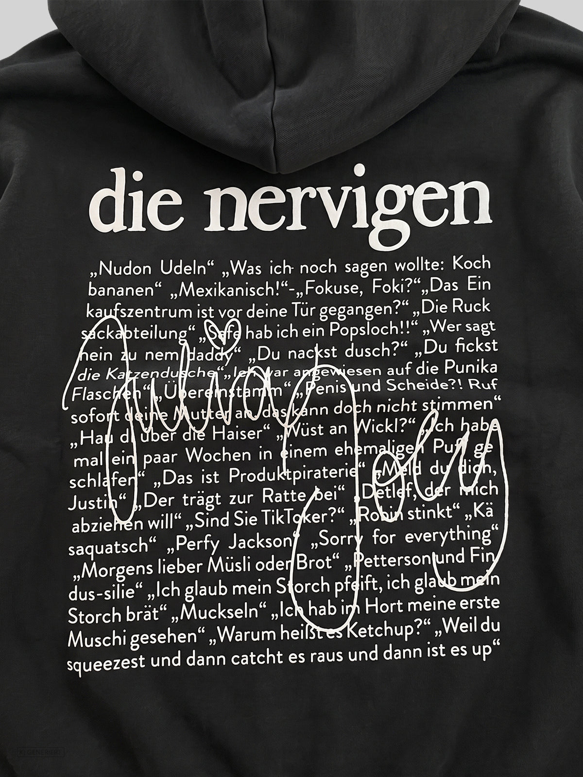 Nahaufnahme der Rückseite eines anthrazitfarbenen Hoodies: großer weißer Schriftzug „die nervigen“, darunter ein Textblock aus lustigen Zitaten in Anführungszeichen, überlagert von einer weißen, handgezeichneten Linienkritzelei