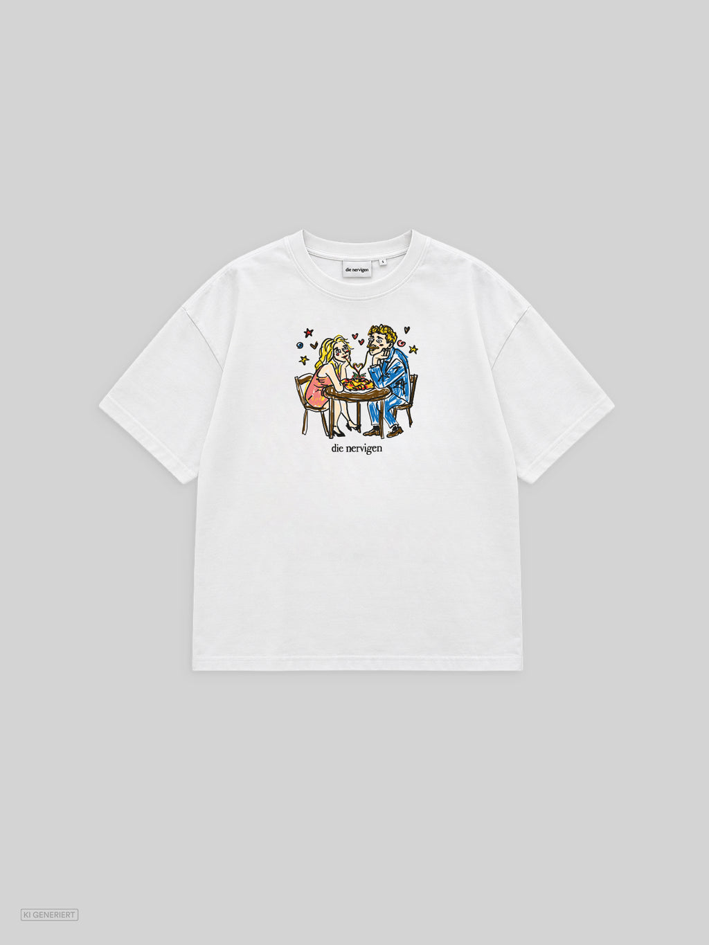 Weißes Oversized-T-Shirt in der Vorderansicht mit buntem, handgezeichnetem Print auf der Brust: ein Paar teilt sich an einem Bistrotisch Spaghetti, umgeben von Herzen und Sternen, darunter der Schriftzug „die nervigen“