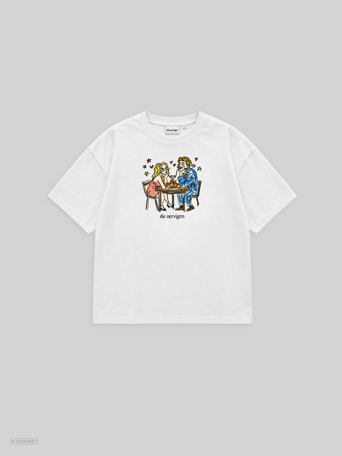 Weißes Oversized-T-Shirt in der Vorderansicht mit buntem, handgezeichnetem Print auf der Brust: ein Paar teilt sich an einem Bistrotisch Spaghetti, umgeben von Herzen und Sternen, darunter der Schriftzug „die nervigen“