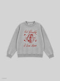 Hellgraues Oversized-Sweatshirt im Washed-Look in der Vorderansicht mit rotem Print: ein Foto von zwei Personen in einem Herzrahmen, umgeben von kleinen Herzen, darüber und darunter der Schriftzug „but Daddy I love them“ in Schreibschrift