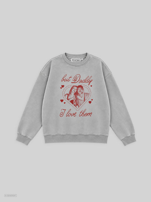 Hellgraues Oversized-Sweatshirt im Washed-Look in der Vorderansicht mit rotem Print: ein Foto von zwei Personen in einem Herzrahmen, umgeben von kleinen Herzen, darüber und darunter der Schriftzug „but Daddy I love them“ in Schreibschrift