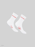 Paar weiße Tennissocken mit rotem Schriftzug „die nervigen“ am Schaft und den handschriftlichen Namen „Joey“ und „Julia“ am Fuß