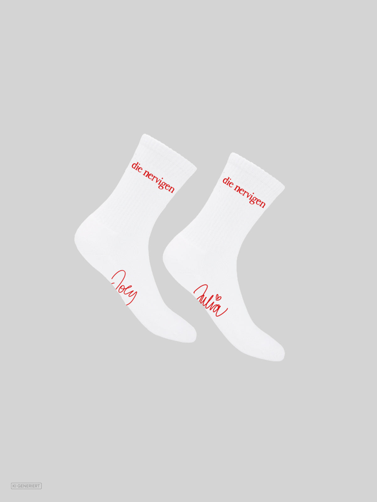 Paar weiße Tennissocken mit rotem Schriftzug „die nervigen“ am Schaft und den handschriftlichen Namen „Joey“ und „Julia“ am Fuß