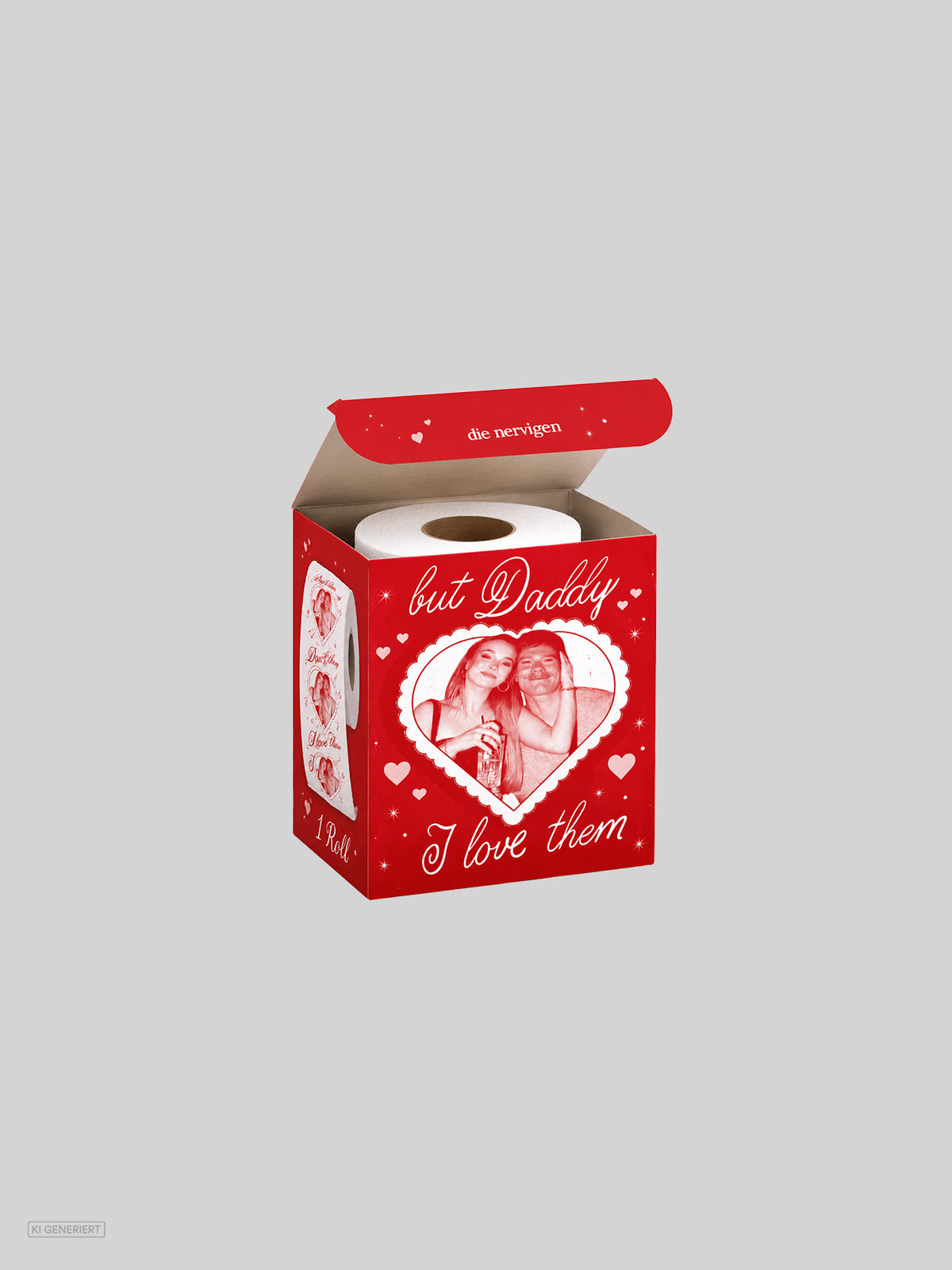 Geöffnete rote Verpackung des Toilettenpapiers von die nervigen mit sichtbarer Rolle darin, bedruckt mit einem Foto von zwei Personen im Herzrahmen und dem Schriftzug „but Daddy I love them“