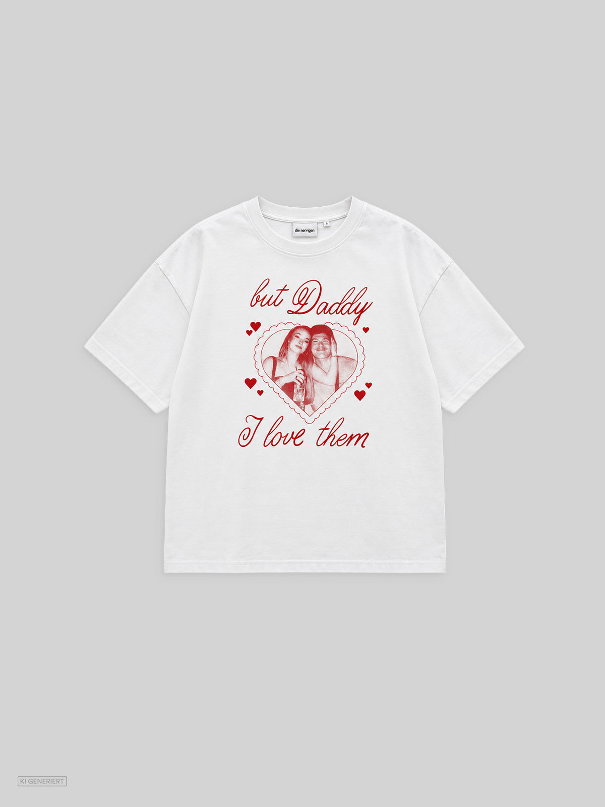 Weißes Oversized-T-Shirt in der Vorderansicht mit rotem Print: ein Foto von zwei Personen in einem Herzrahmen, umgeben von kleinen Herzen, darüber und darunter der Schriftzug „but Daddy I love them“ in Schreibschrift